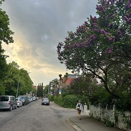 Sunny Balcony, Central, Fresh 公寓